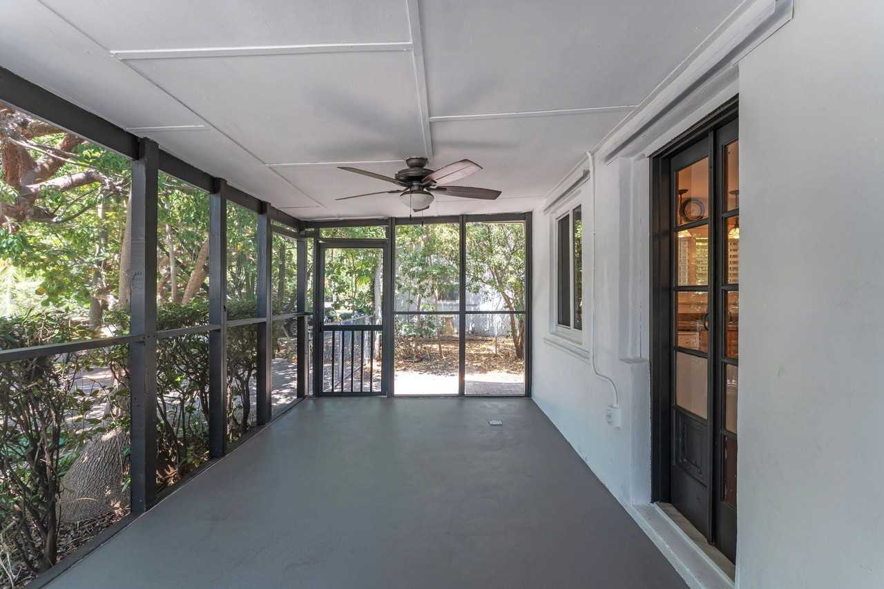 803 Brown St - Photo 5 of 41