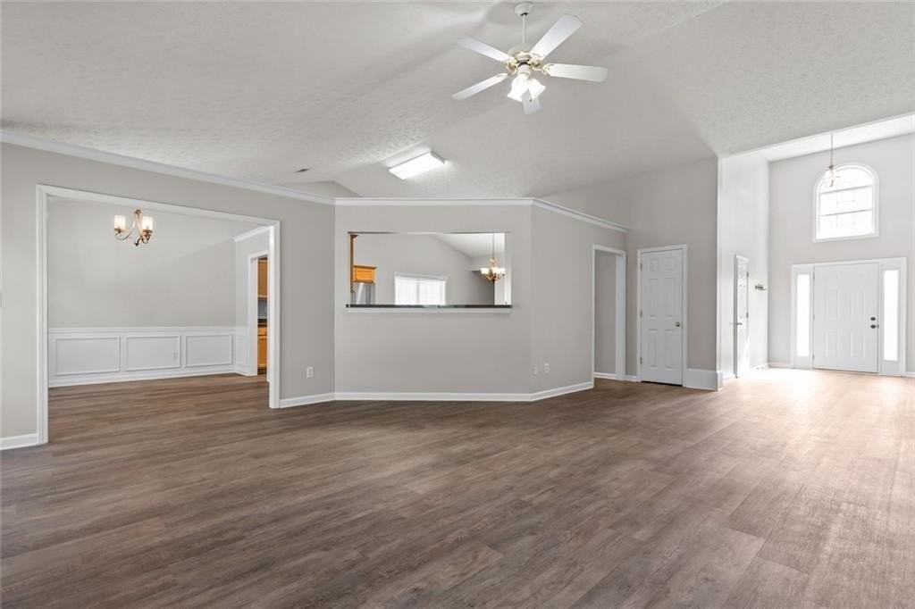 3160 Victoria Park Dr - Photo 3 of 36