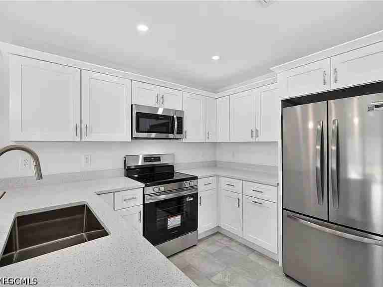 4688 Golfview Blvd - Photo 5 of 11