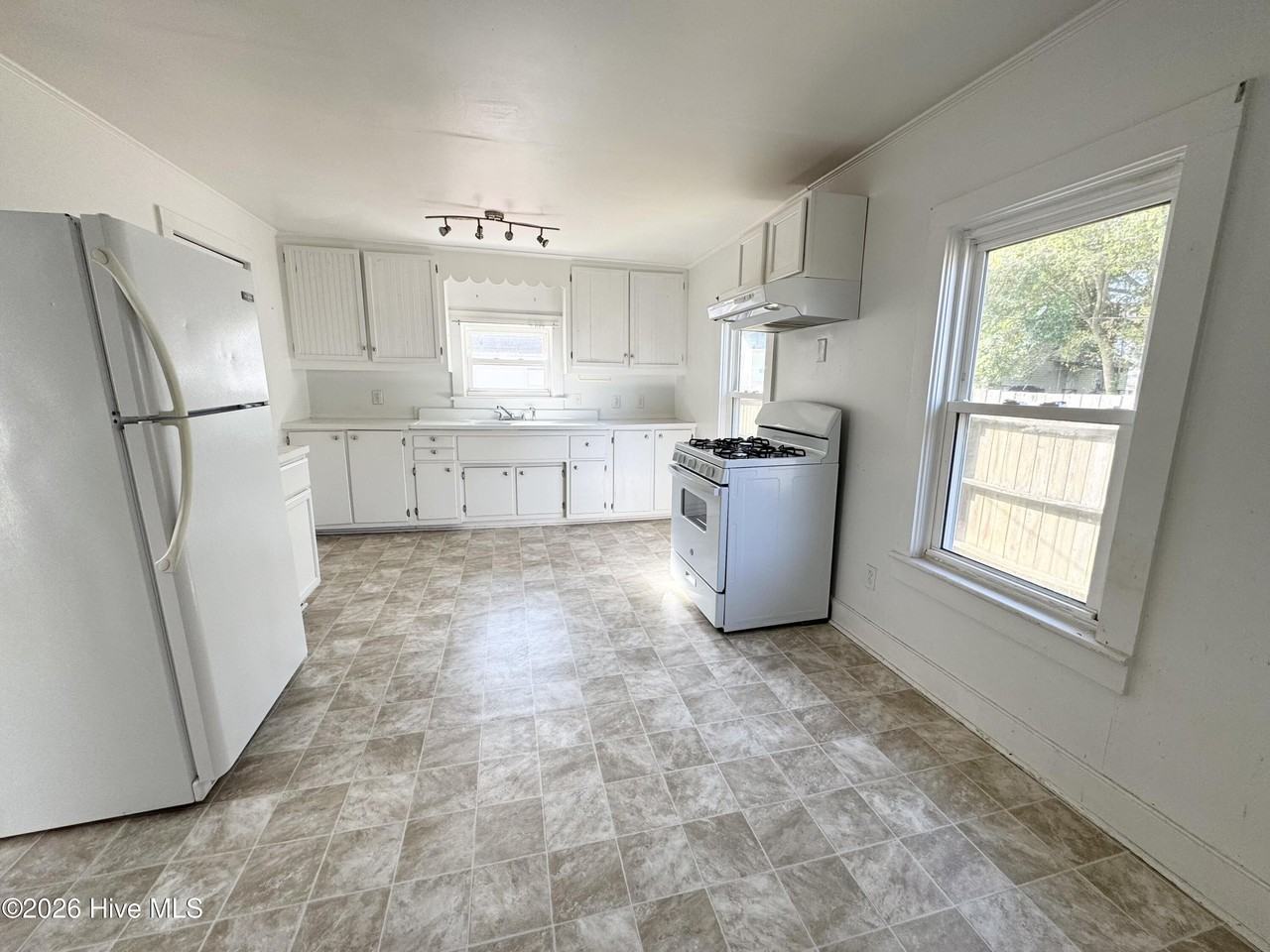 800 2nd St - Photo 3 of 13