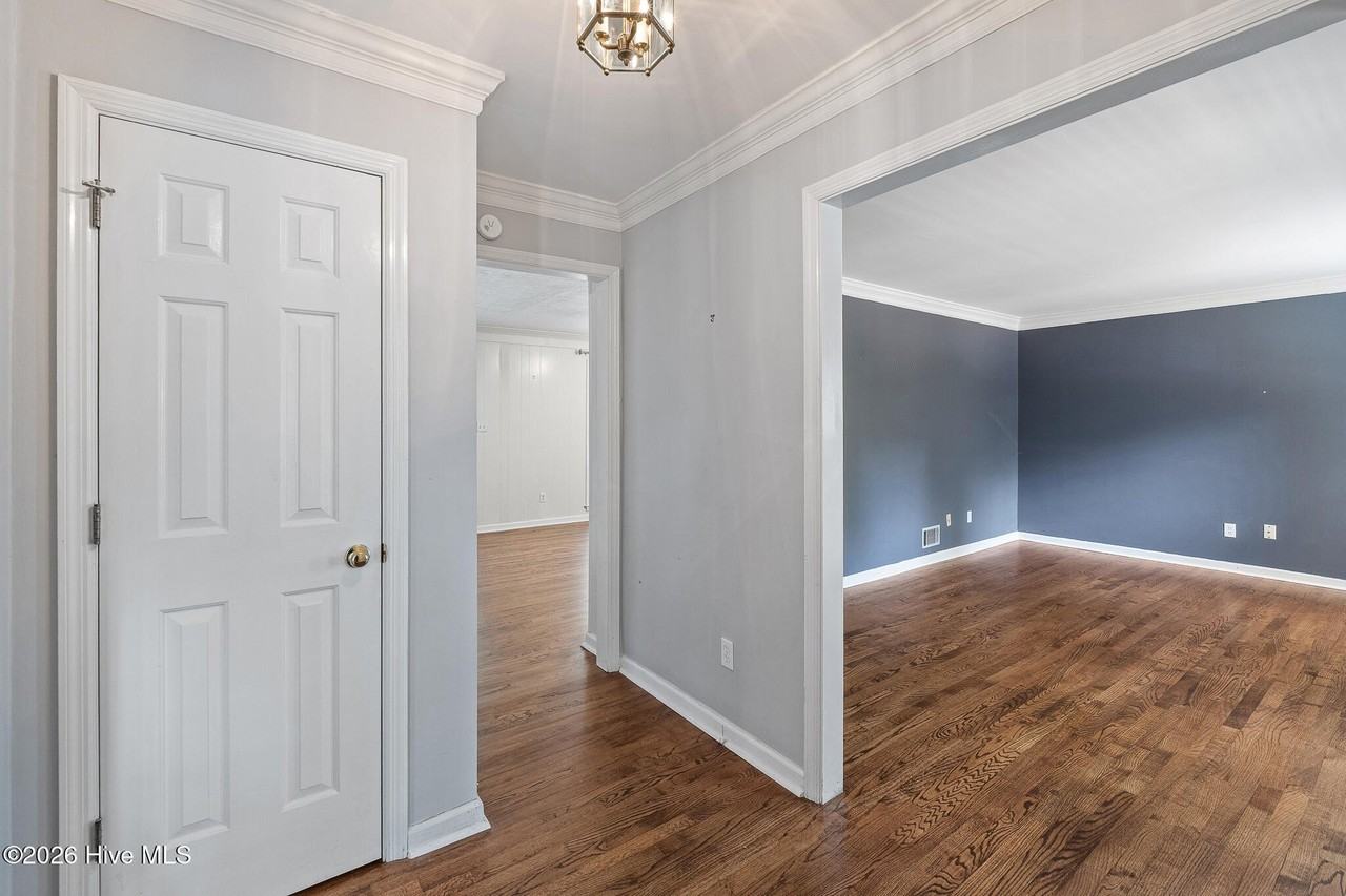 2706 Kipling Dr - Photo 4 of 29
