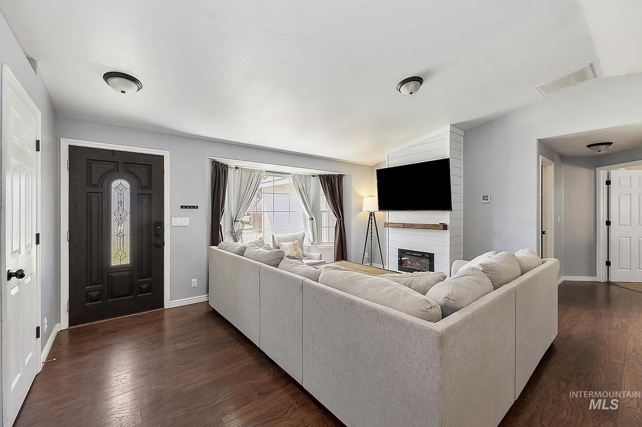 1803 Poplar St - Photo 4 of 36