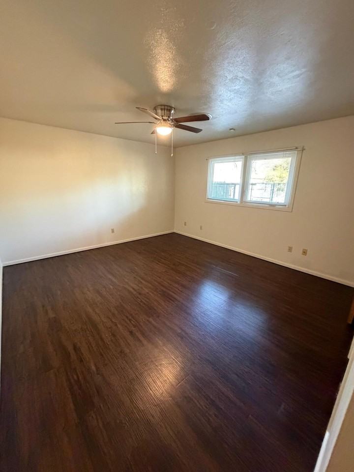 2410 33rd St #B - Photo 4 of 15