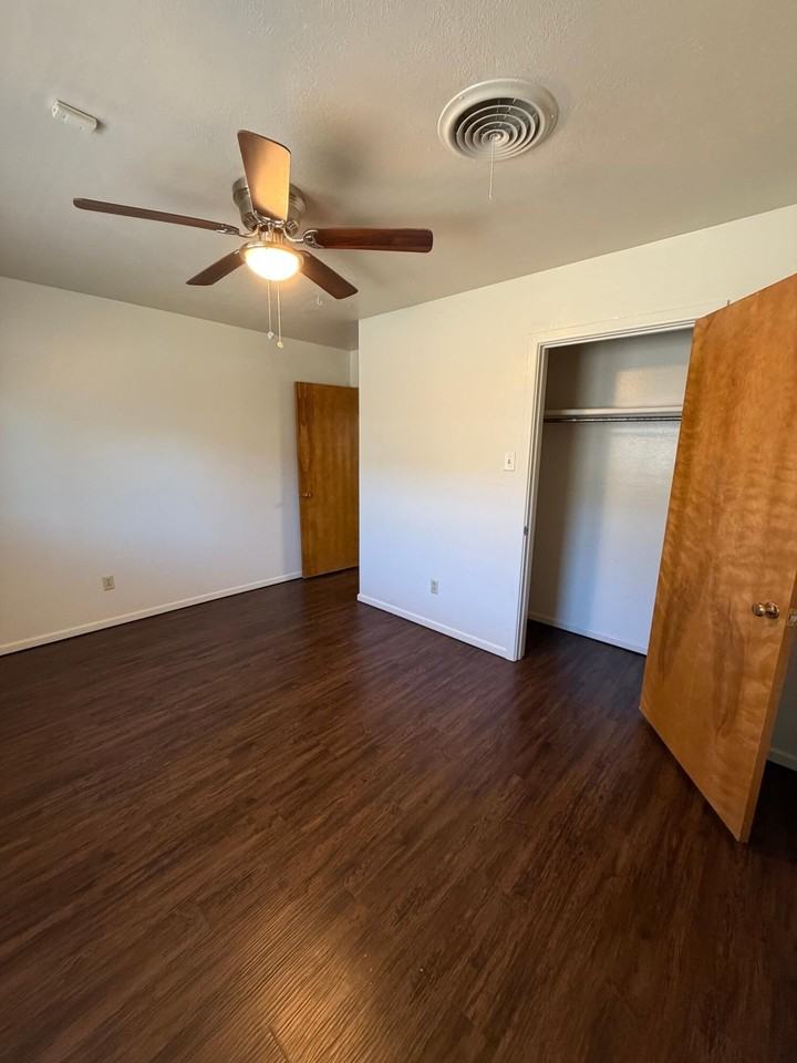2410 33rd St #B - Photo 5 of 15