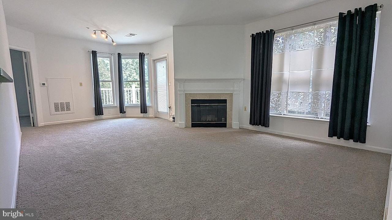 12915 Alton Sq - Photo 4 of 41