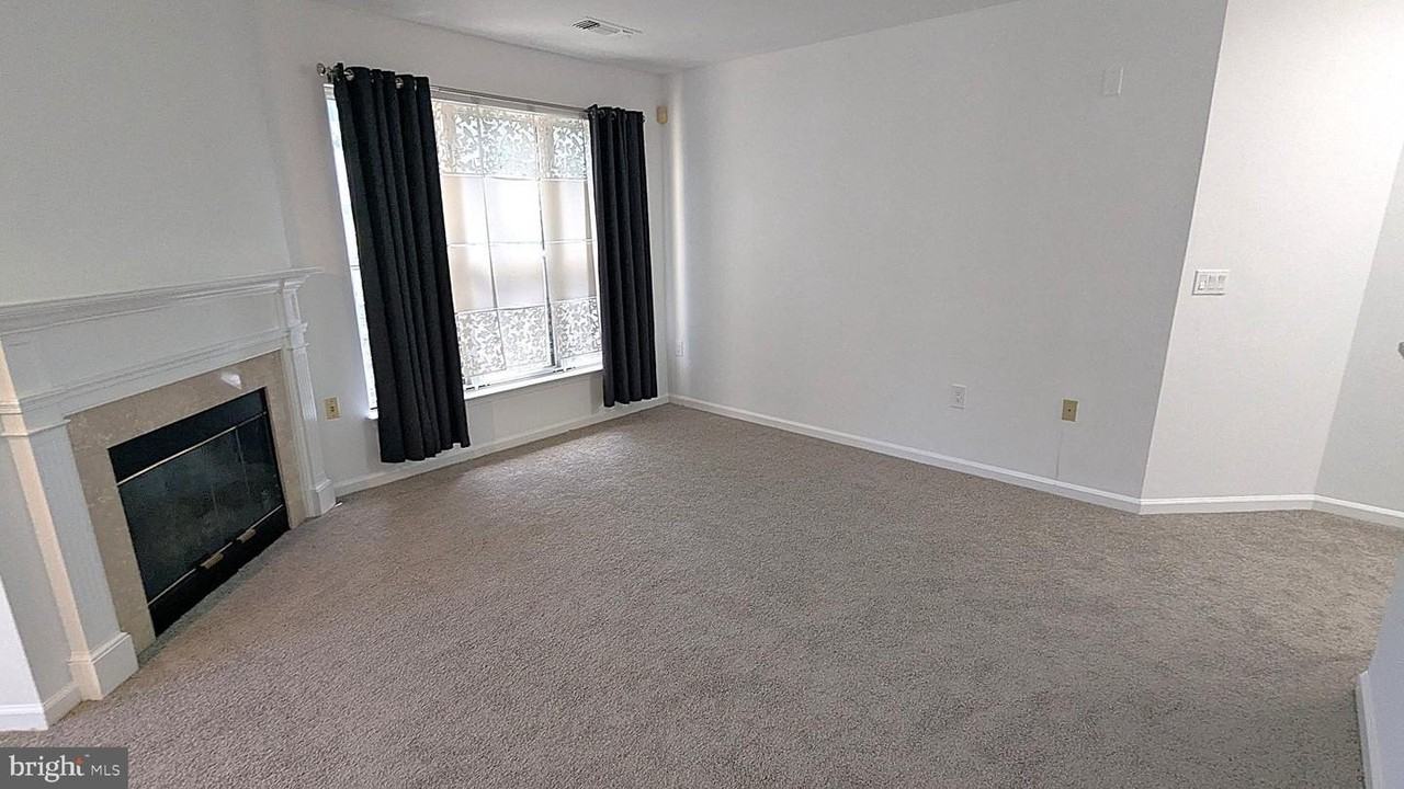 12915 Alton Sq - Photo 5 of 41