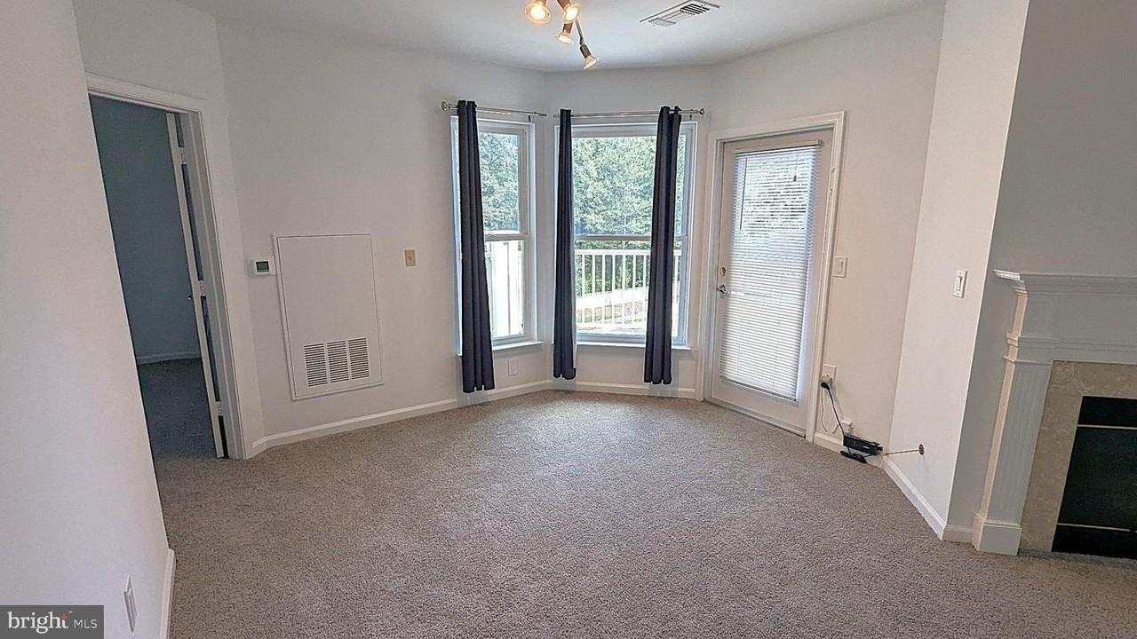 12915 Alton Sq - Photo 7 of 41