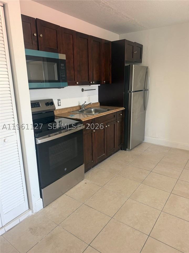 1283 W 42nd St #2 - Photo 3 of 17