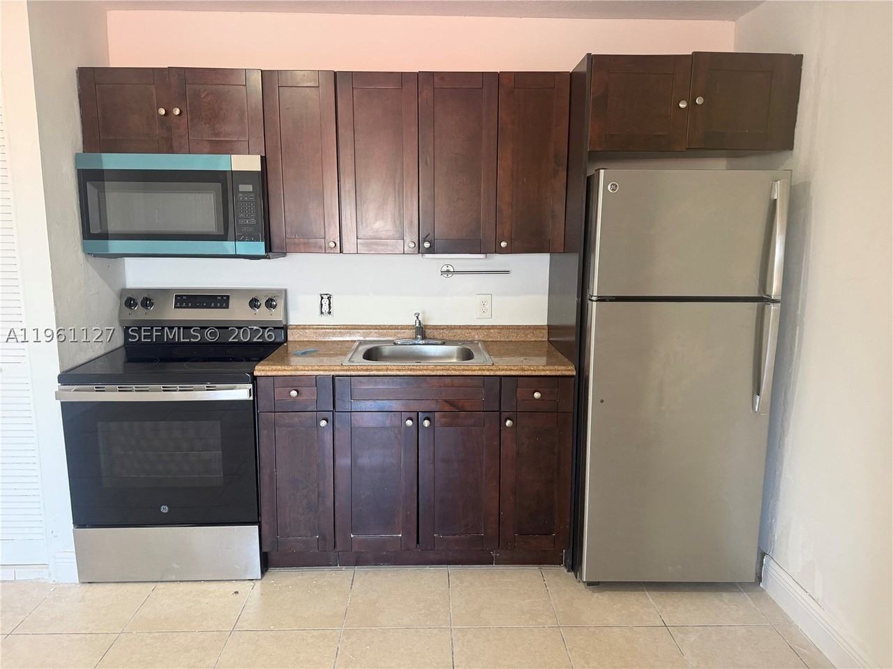 1283 W 42nd St #2 - Photo 4 of 17