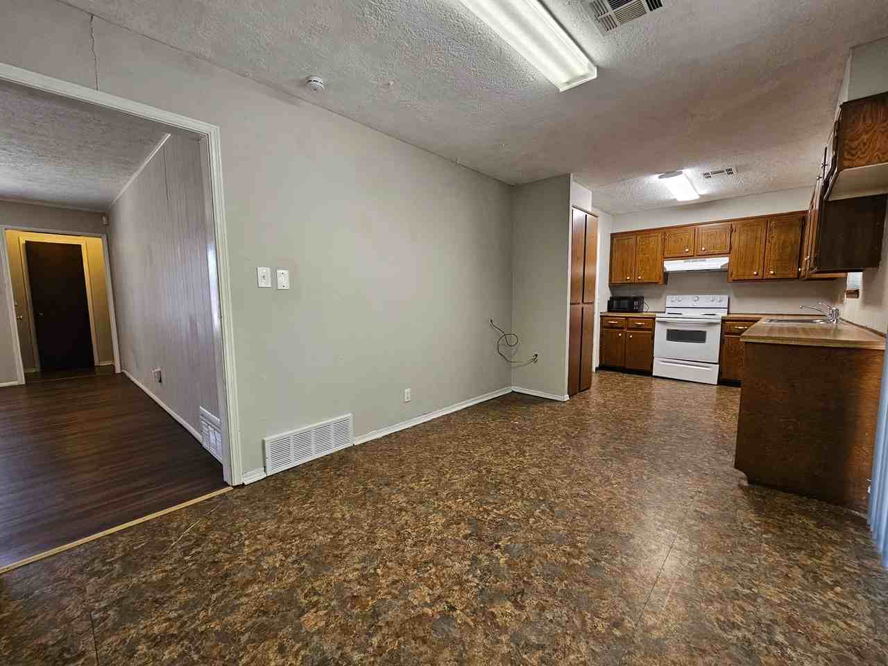 1313 E Brooks St - Photo 4 of 13
