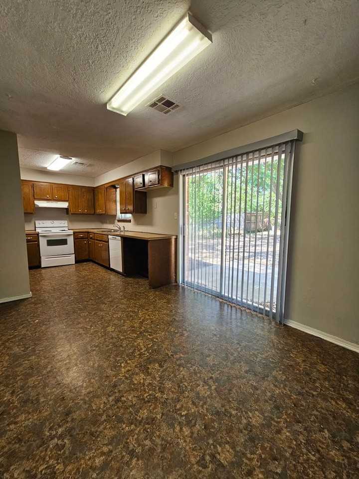 1313 E Brooks St - Photo 5 of 13