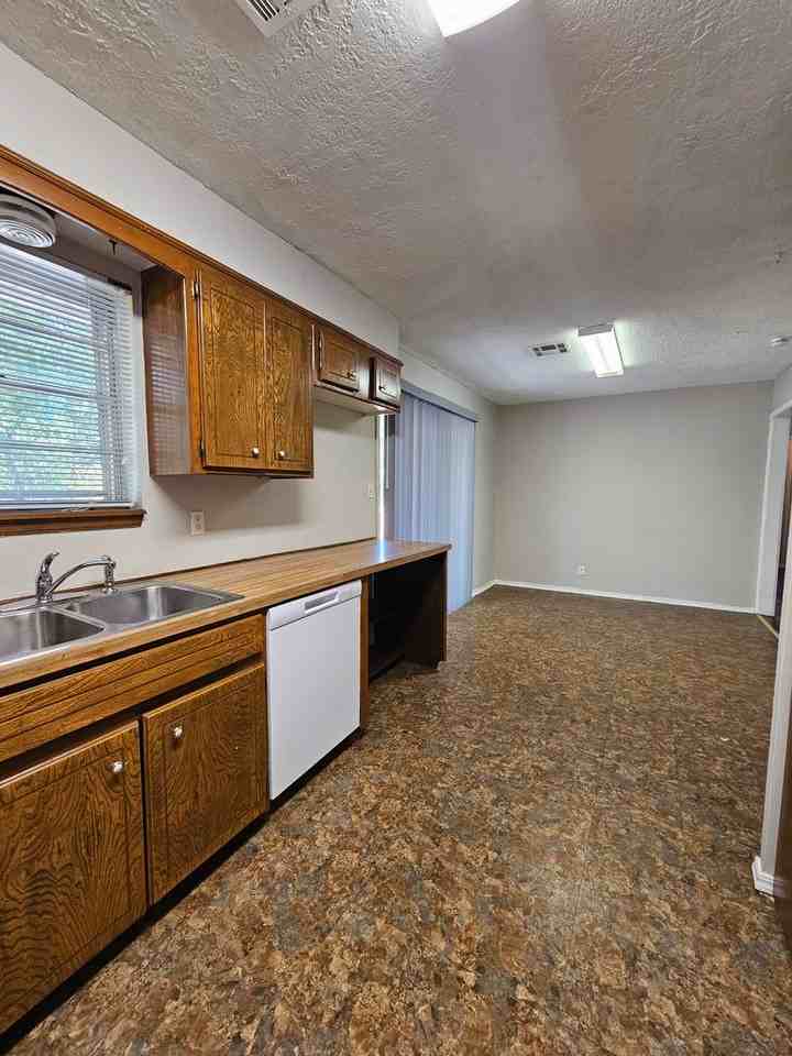 1313 E Brooks St - Photo 6 of 13