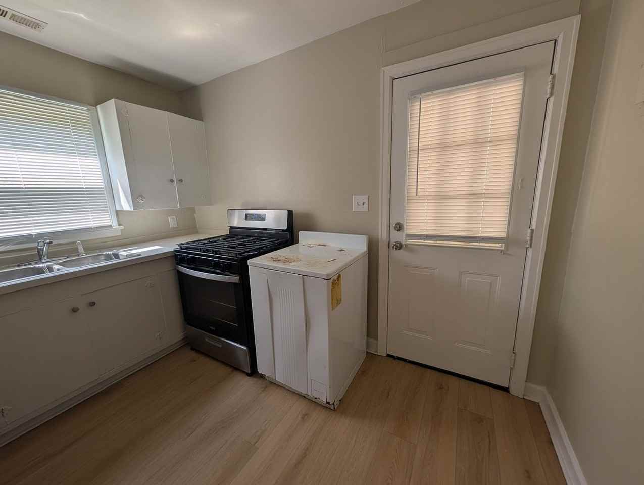 831 S Dalton St - Photo 6 of 16
