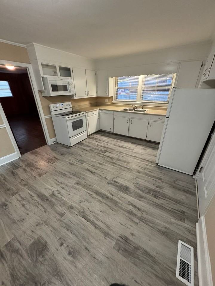 1042 Westover Cir - Photo 5 of 19