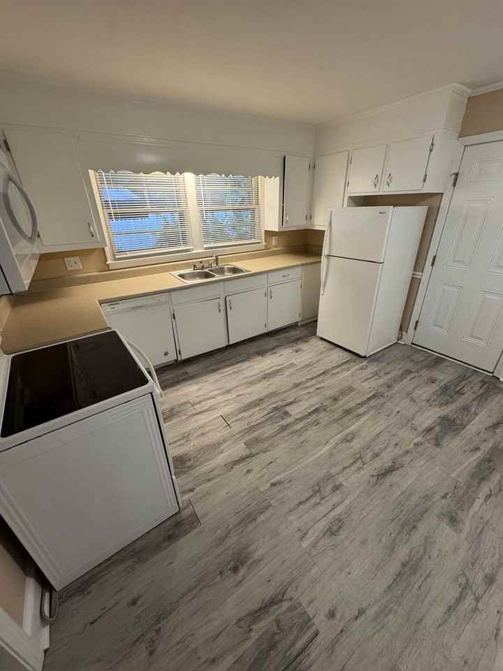 1042 Westover Cir - Photo 6 of 19