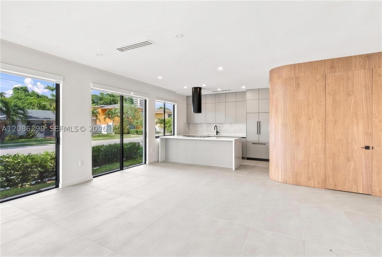 1001 Sw 10th Ave - Photo 4 of 30
