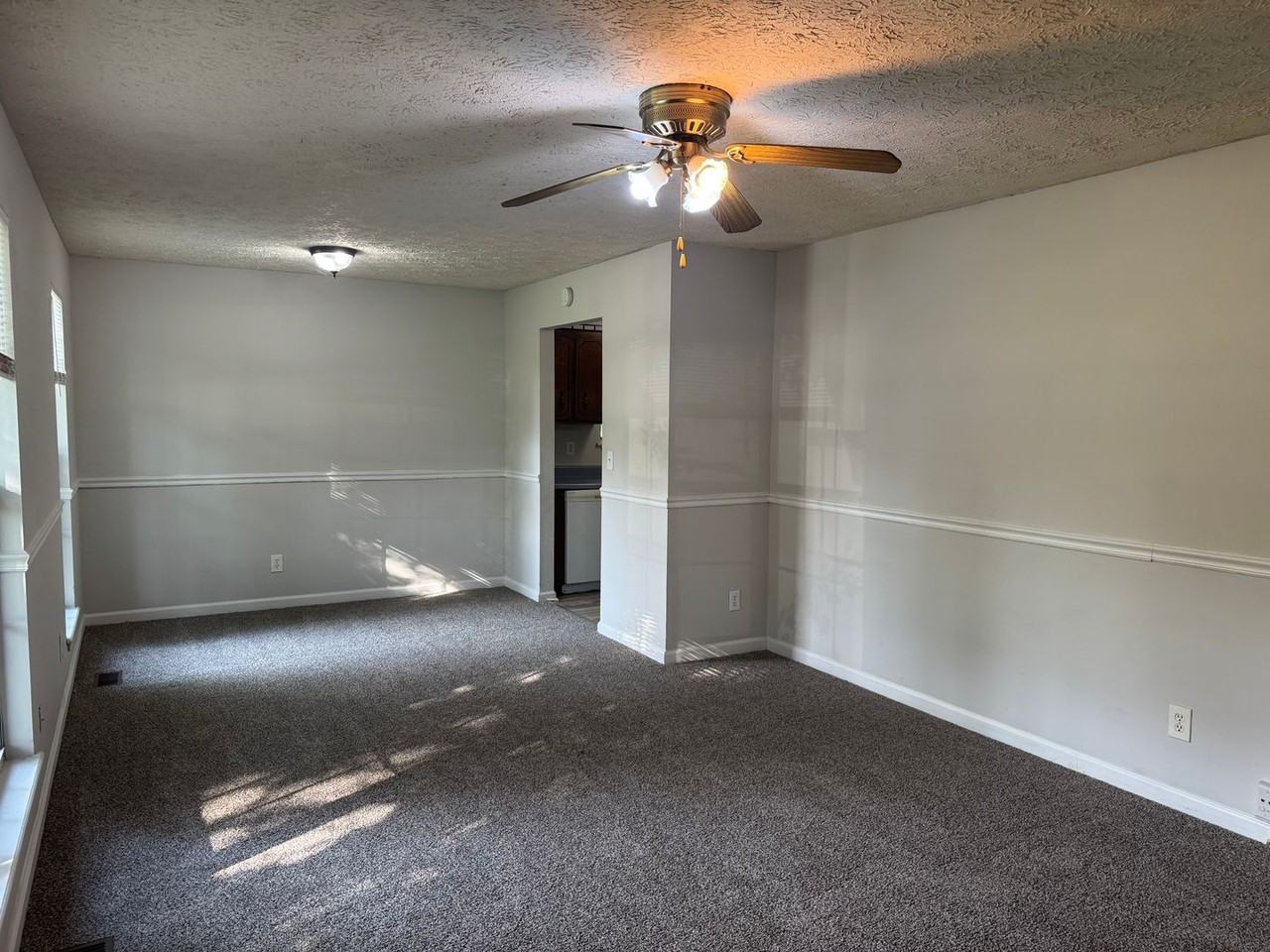 625 Artic Ave - Photo 5 of 30