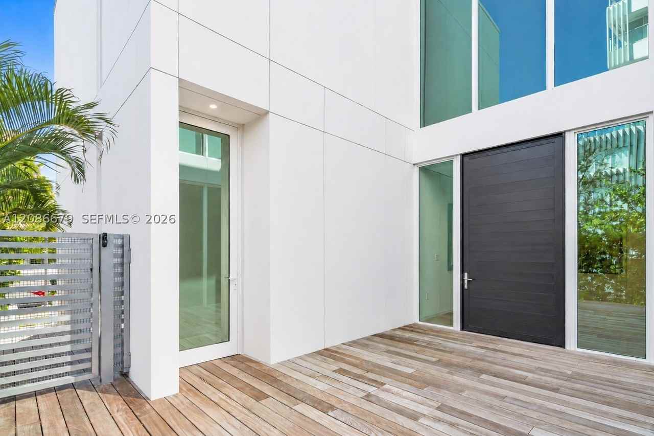 1011 W 48th St #8 - Photo 4 of 50