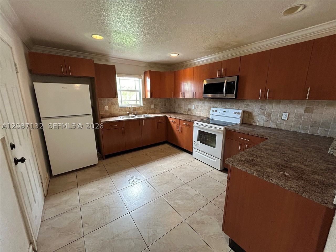 280 Sw 8th St - Photo 6 of 31