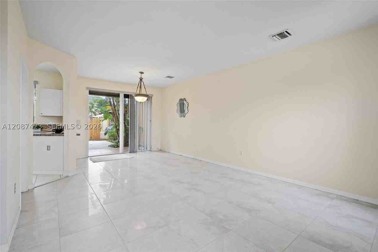 645 E Mowry Ct - Photo 5 of 22