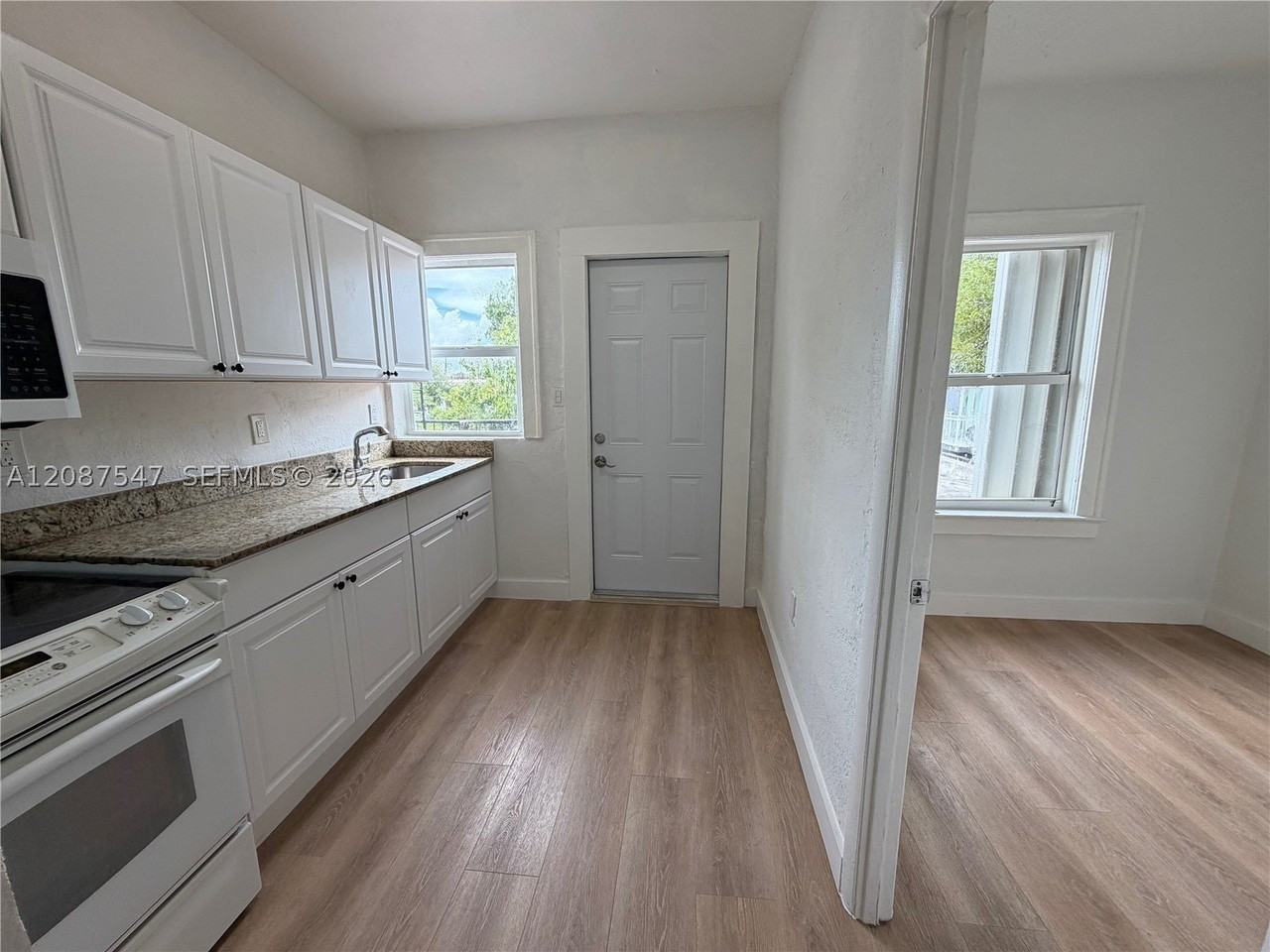 1429 Sw 3rd St #4 - Photo 3 of 10