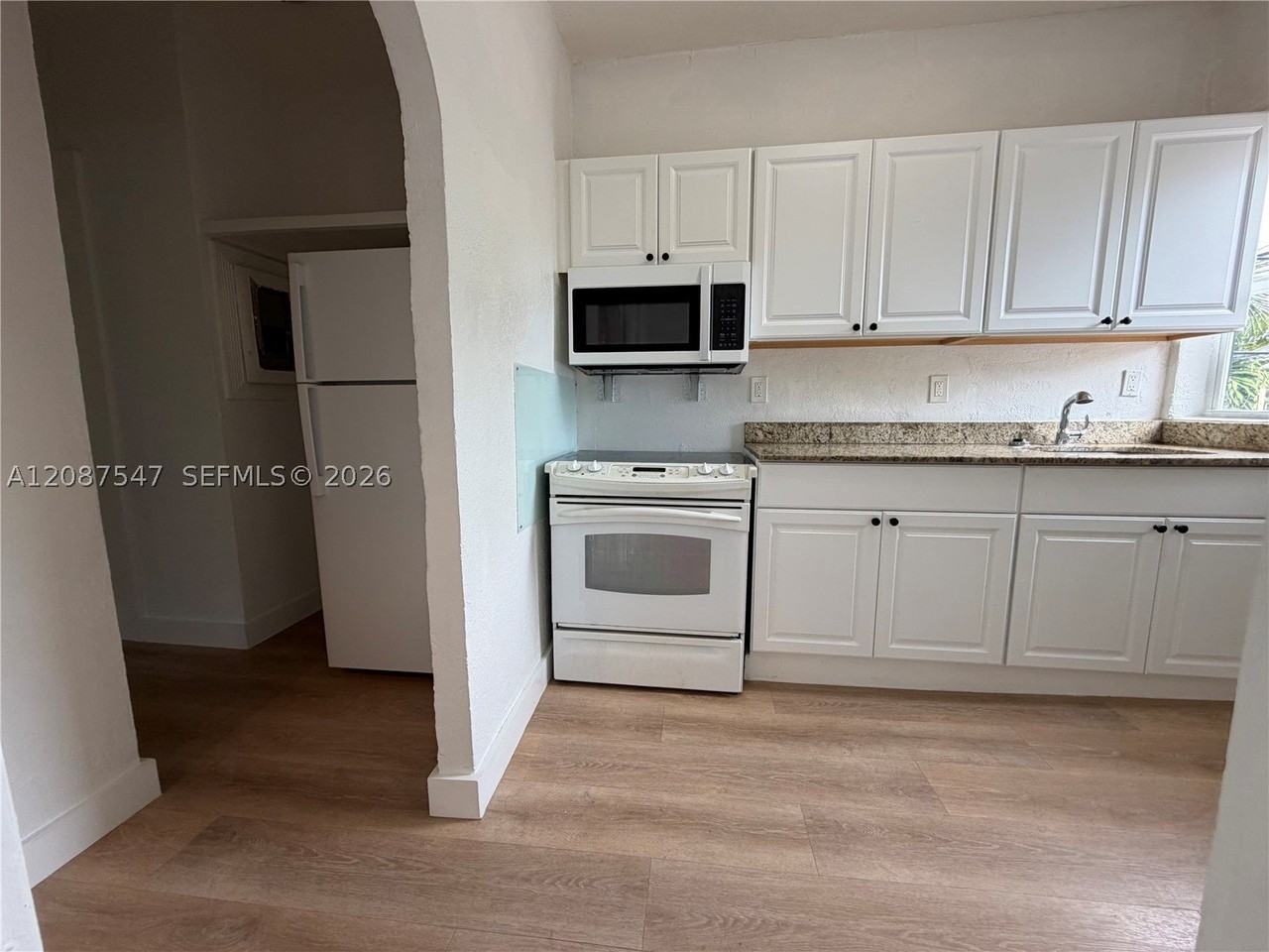 1429 Sw 3rd St #4 - Photo 4 of 10