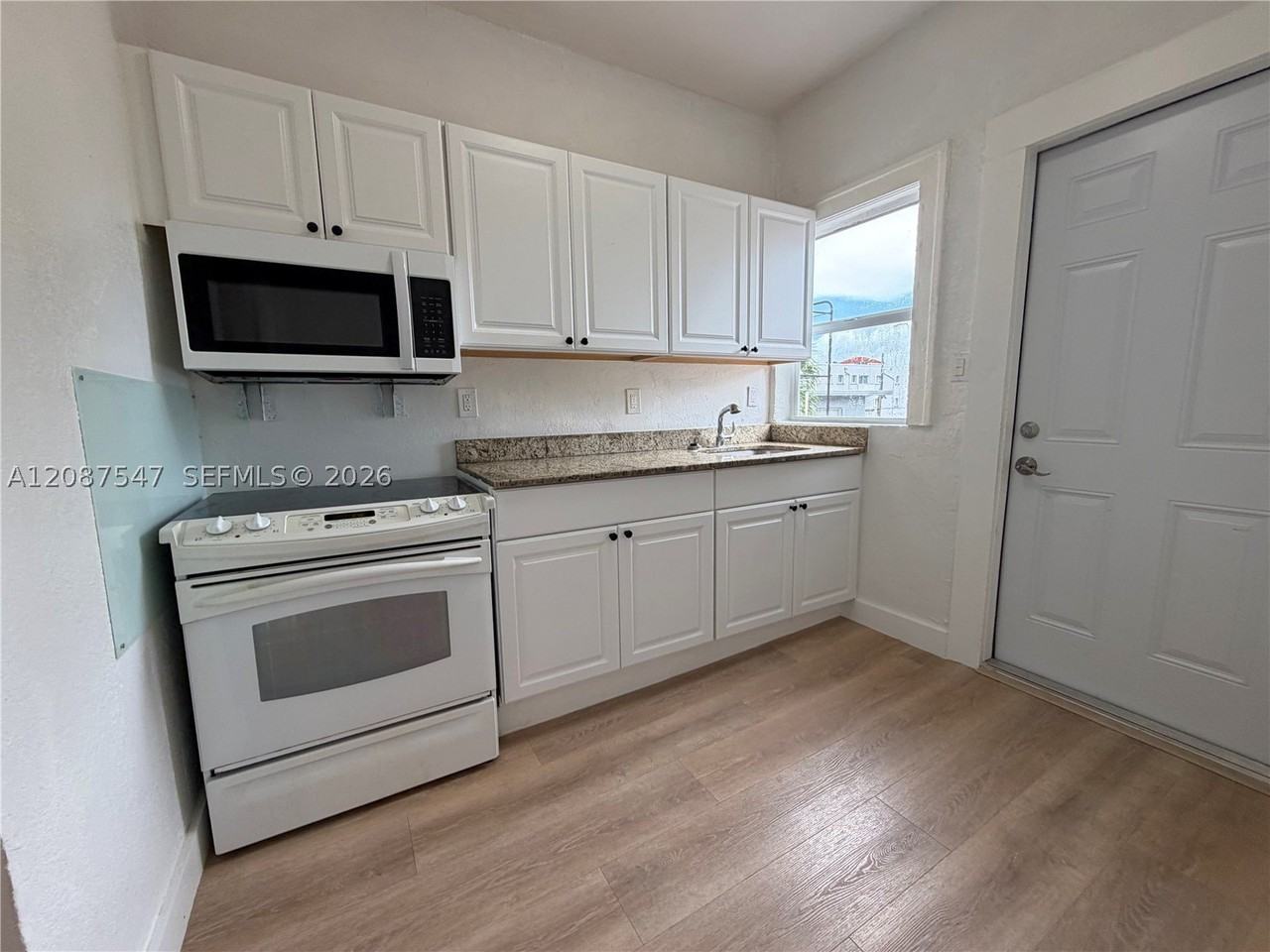 1429 Sw 3rd St #4 - Photo 5 of 10