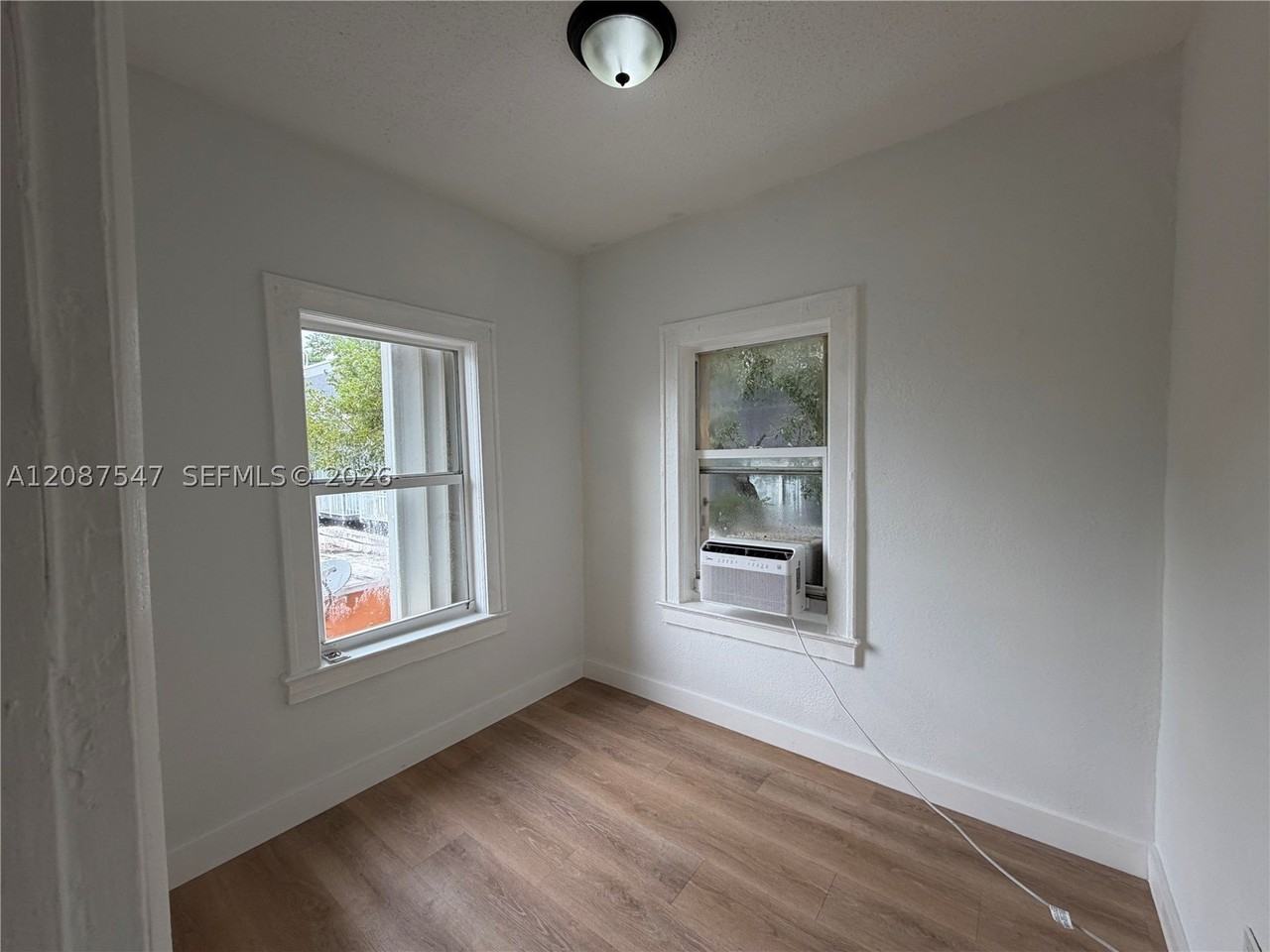 1429 Sw 3rd St #4 - Photo 6 of 10