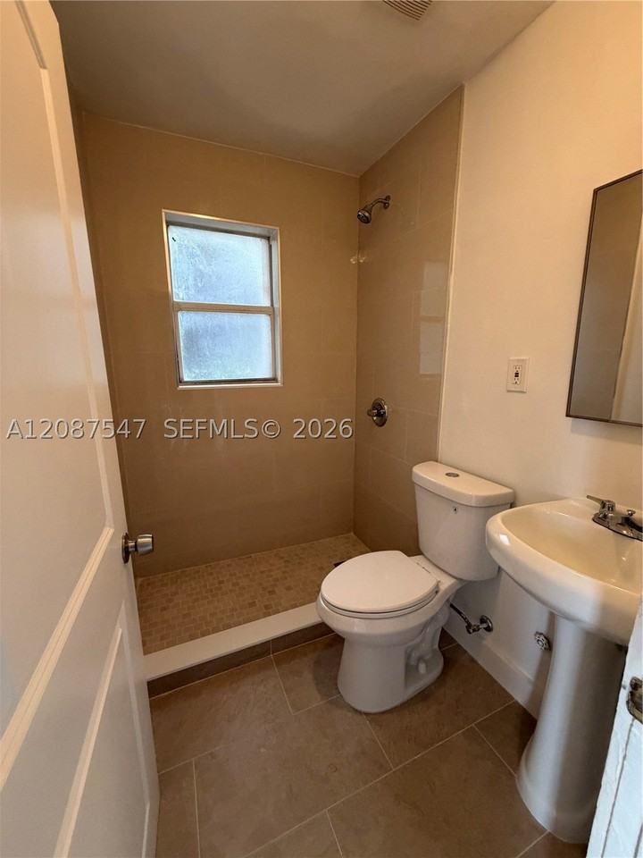 1429 Sw 3rd St #4 - Photo 7 of 10