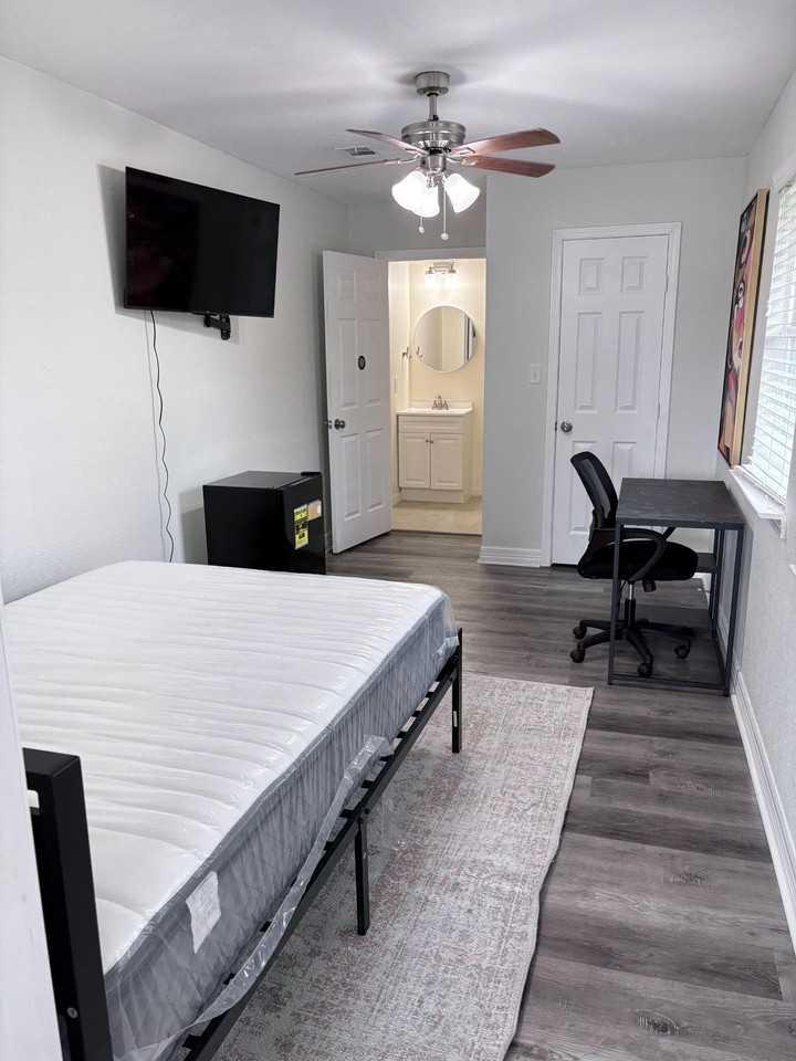 Stuyvesant Ln - Photo 6 of 17