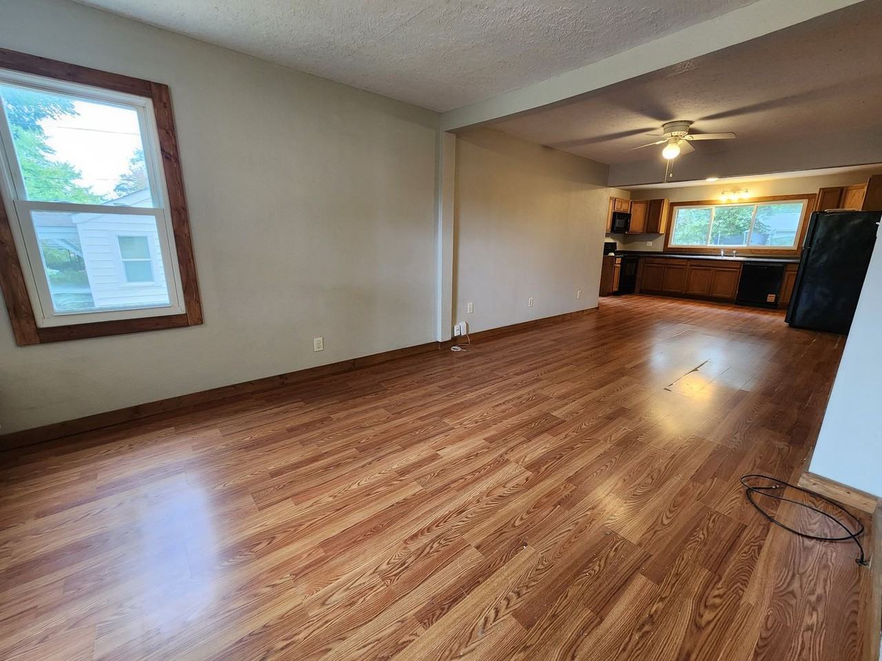 2316 N Weller Ave - Photo 2 of 19
