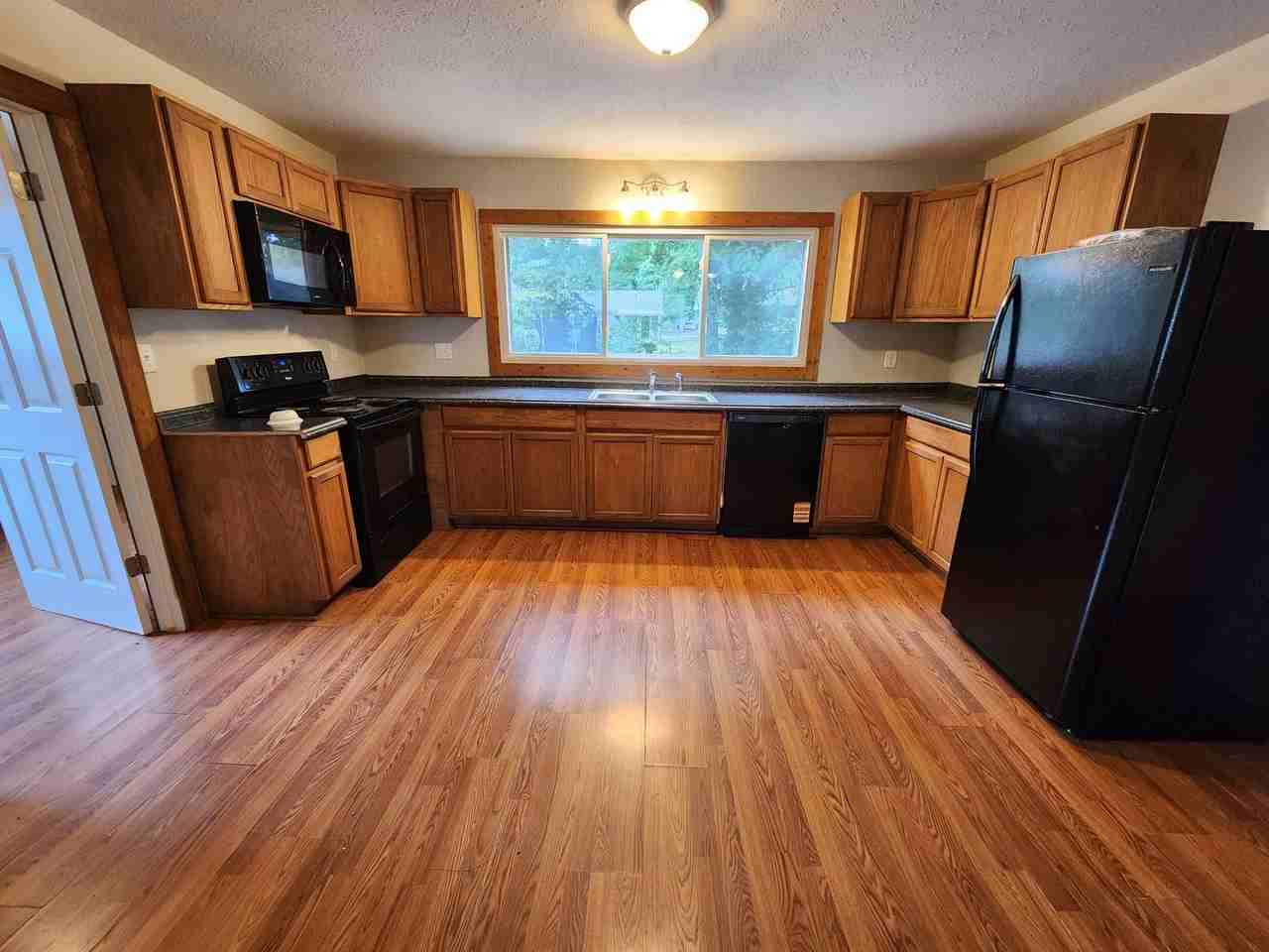 2316 N Weller Ave - Photo 4 of 19