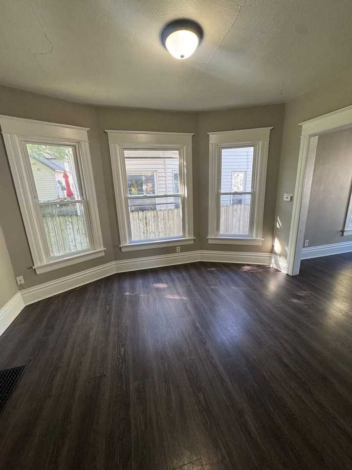 1714 Oakland St - Photo 2 of 7