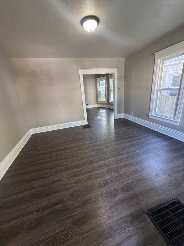 1714 Oakland St - Photo 3 of 7