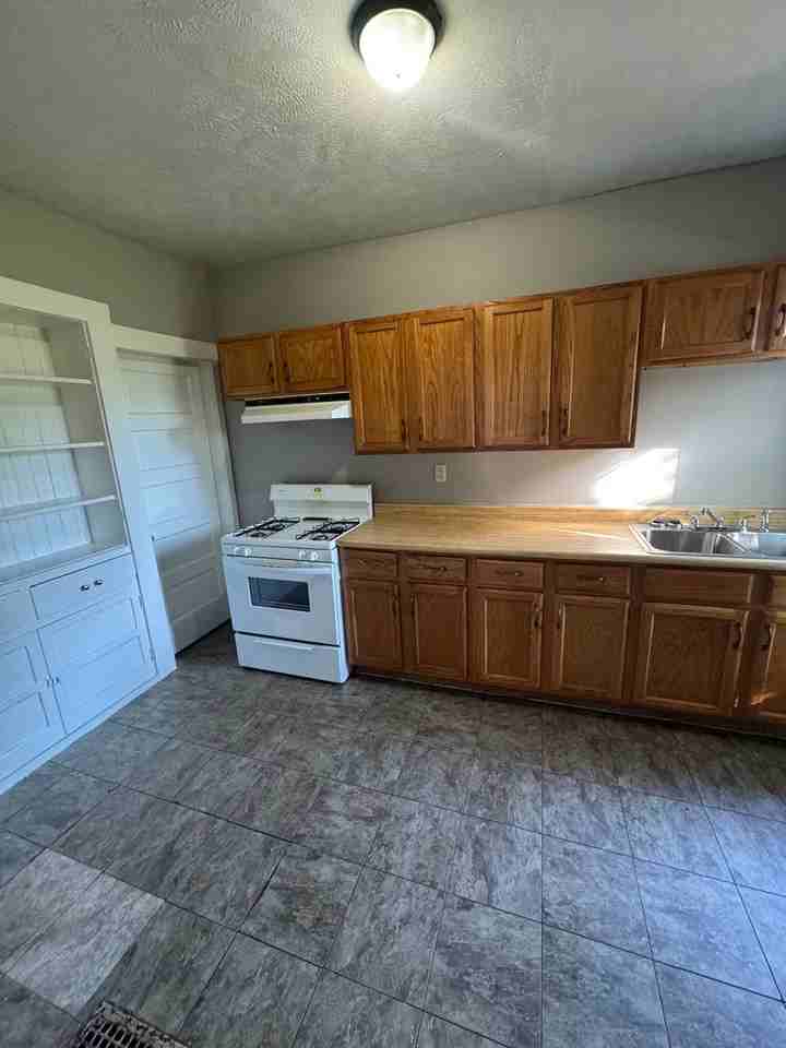 1714 Oakland St - Photo 4 of 7