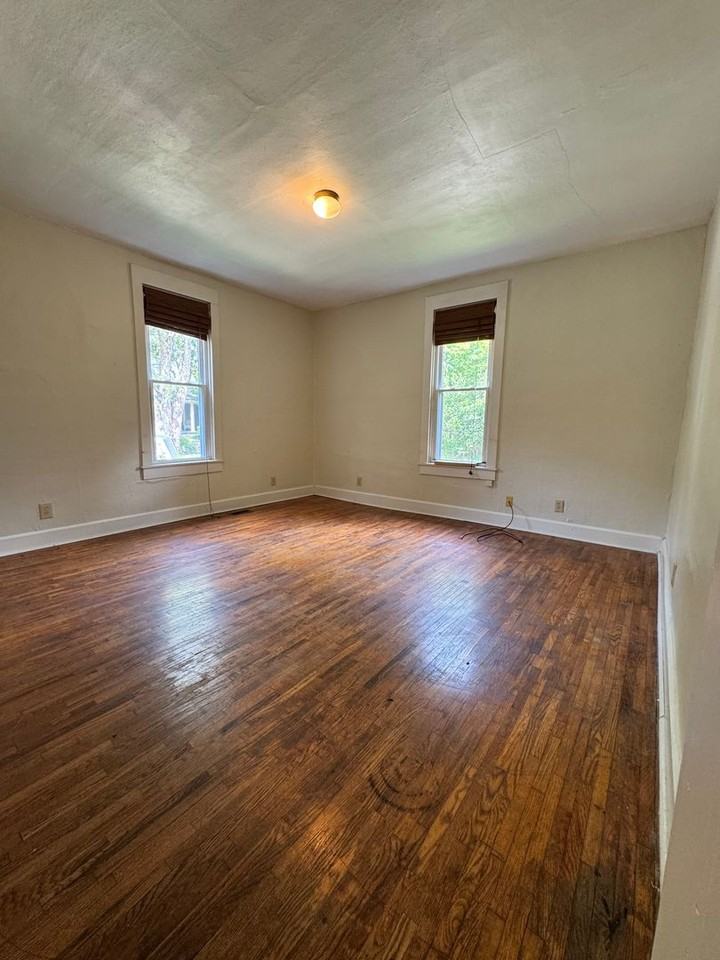 341 S Jackson St - Photo 4 of 10