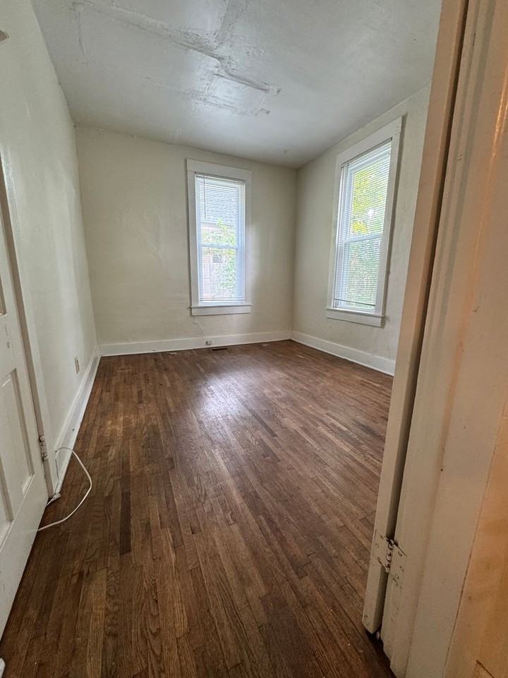 341 S Jackson St - Photo 5 of 10
