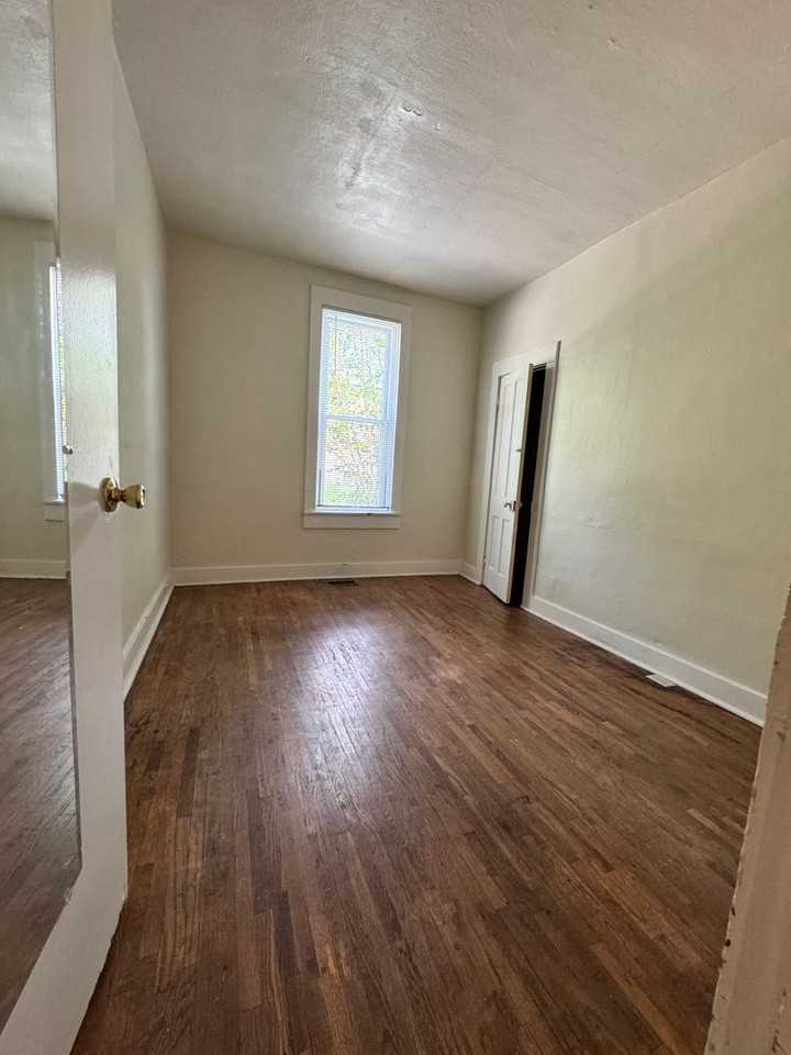 341 S Jackson St - Photo 6 of 10