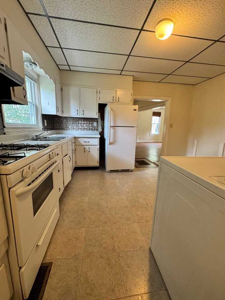 341 S Jackson St - Photo 7 of 10