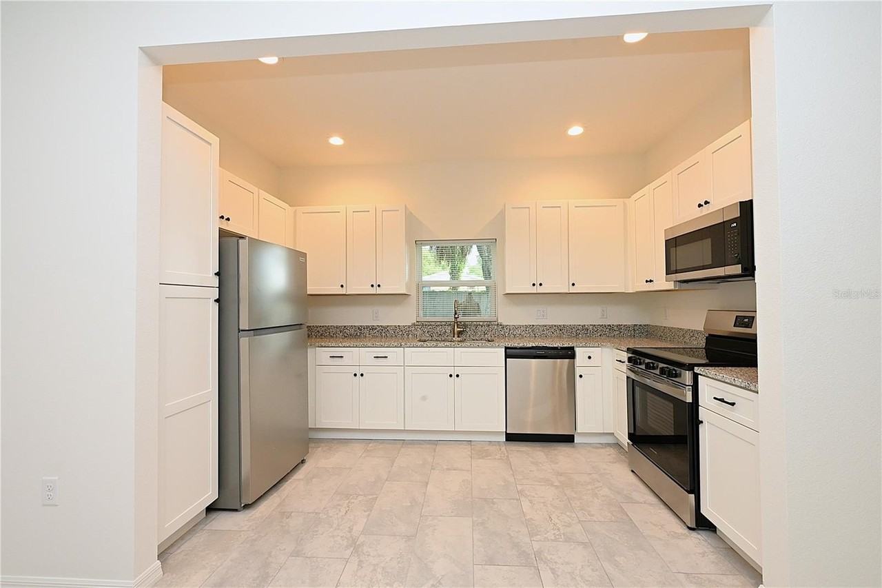 1011 N Brunnell Pkwy - Photo 4 of 37