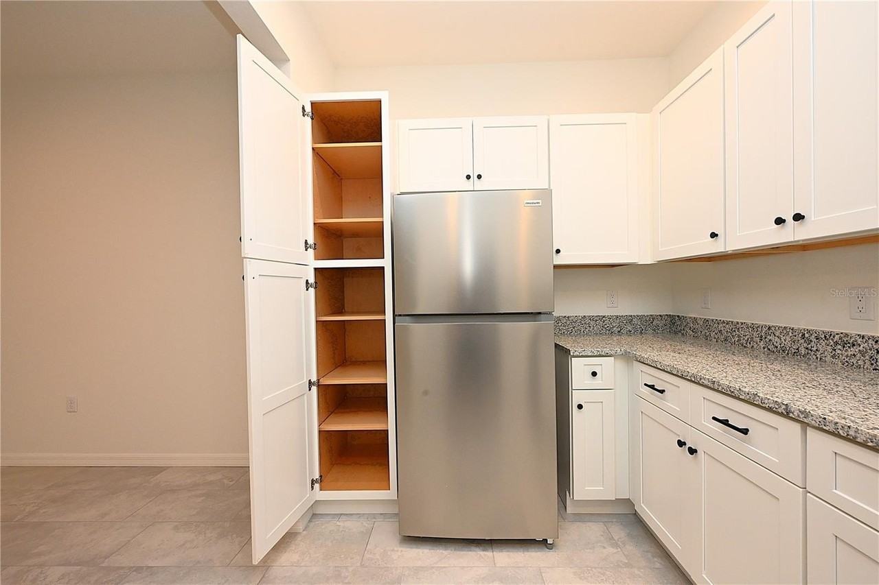 1011 N Brunnell Pkwy - Photo 5 of 37