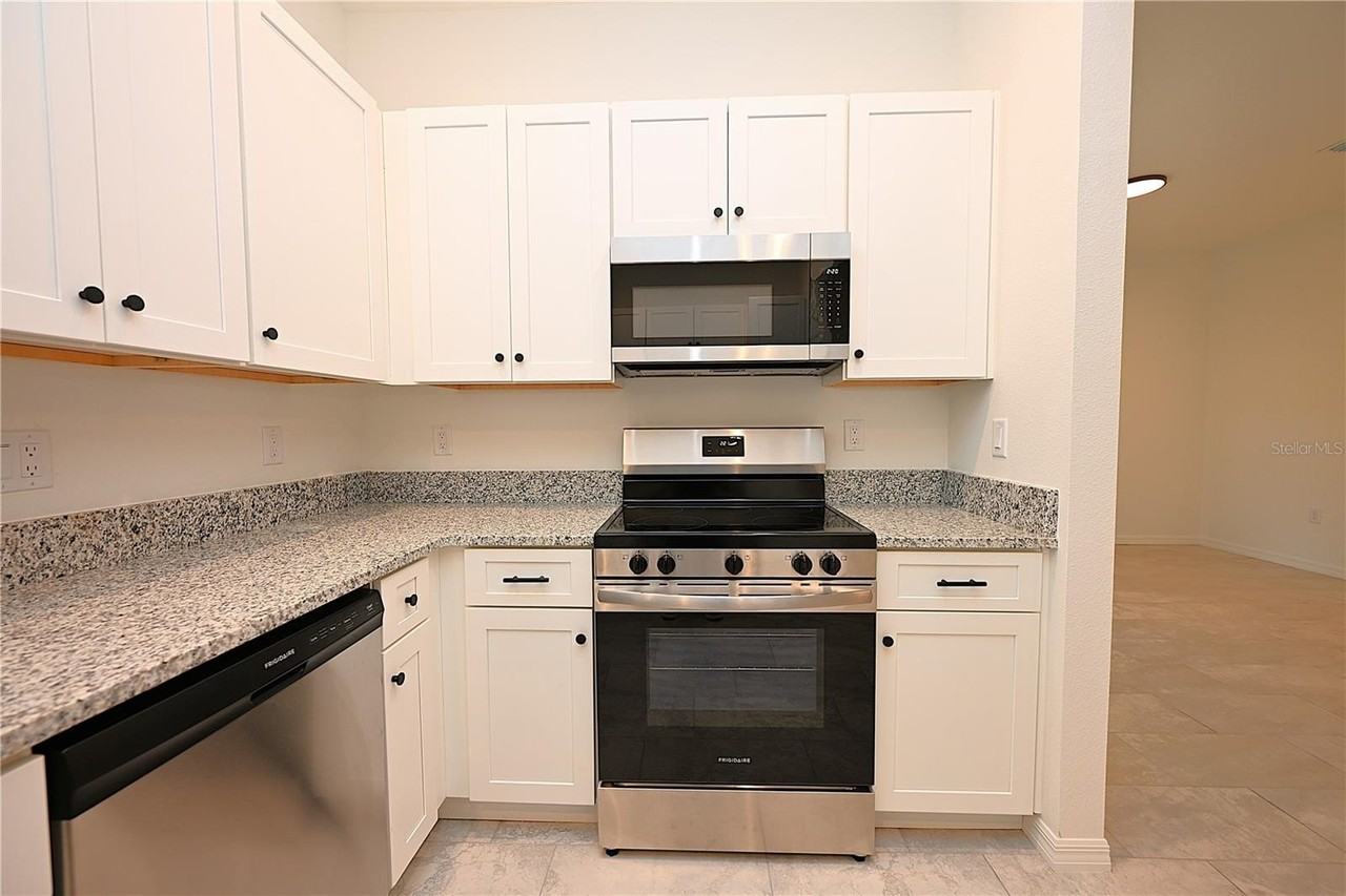 1011 N Brunnell Pkwy - Photo 7 of 37