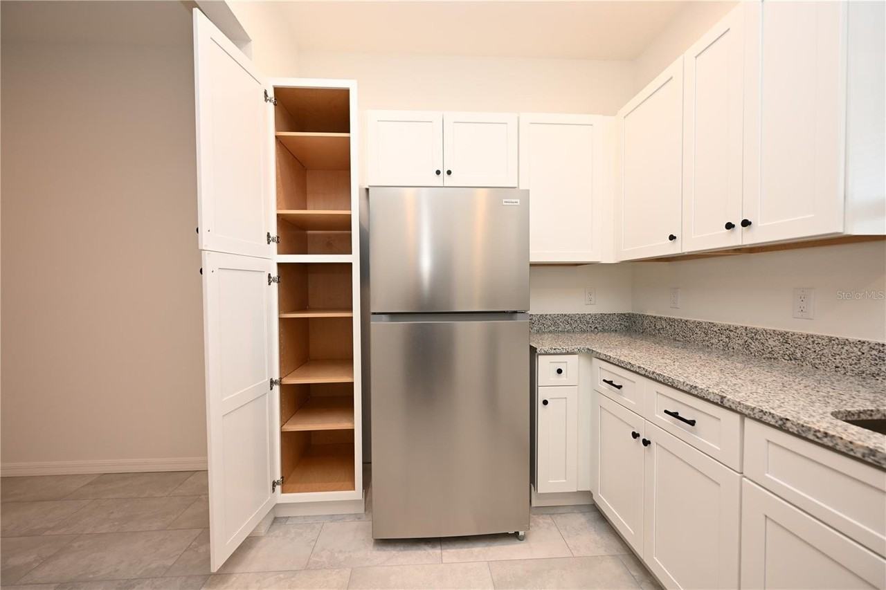1013 N Brunnell Pkwy - Photo 3 of 34