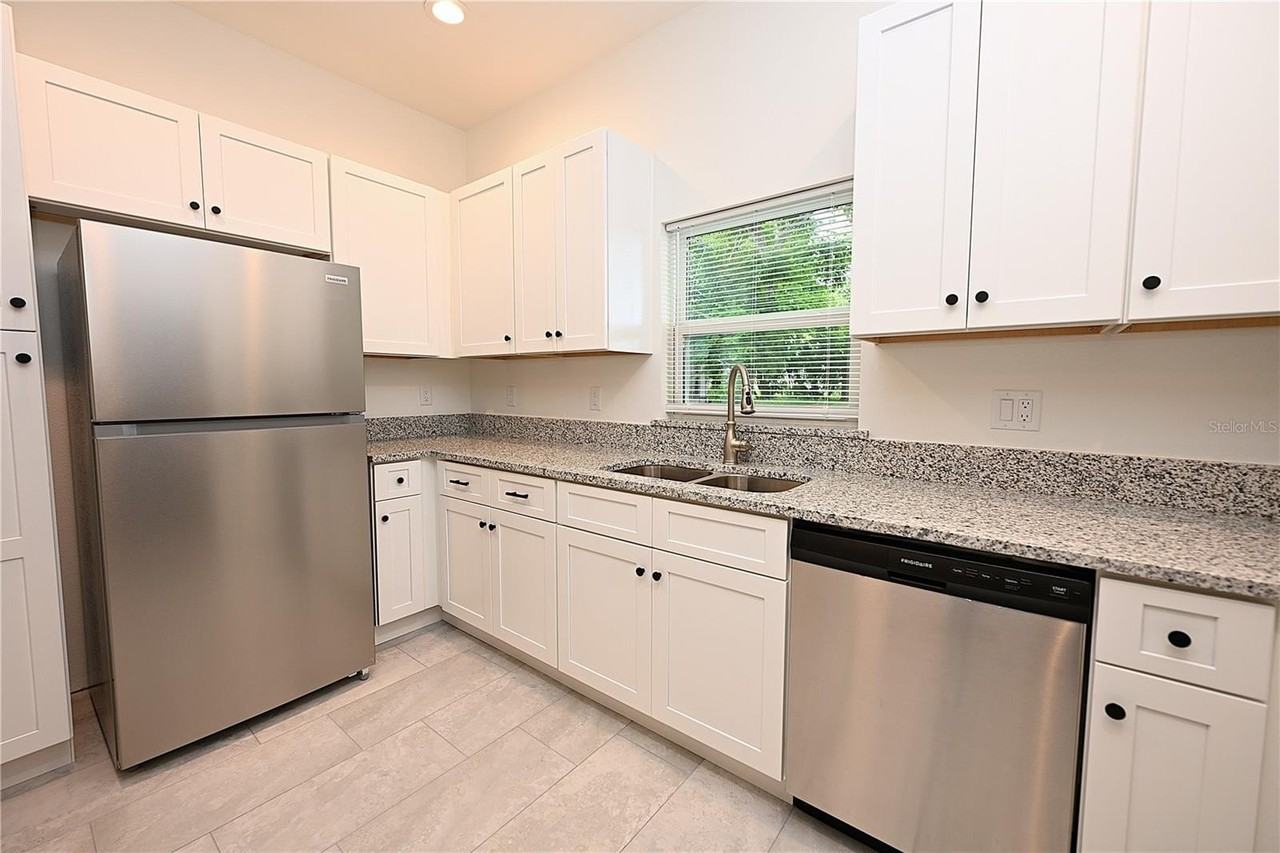1013 N Brunnell Pkwy - Photo 4 of 34