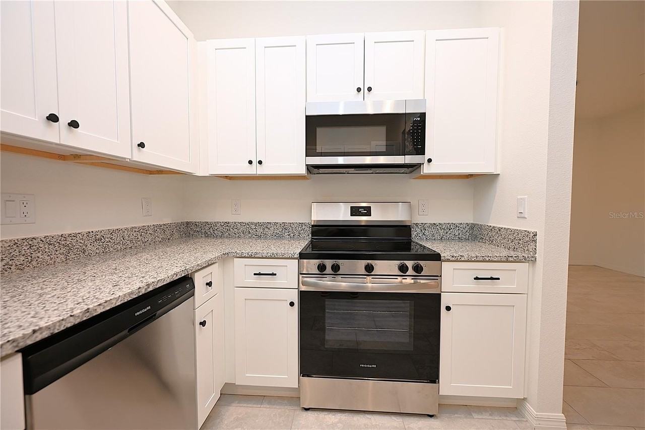 1013 N Brunnell Pkwy - Photo 5 of 34