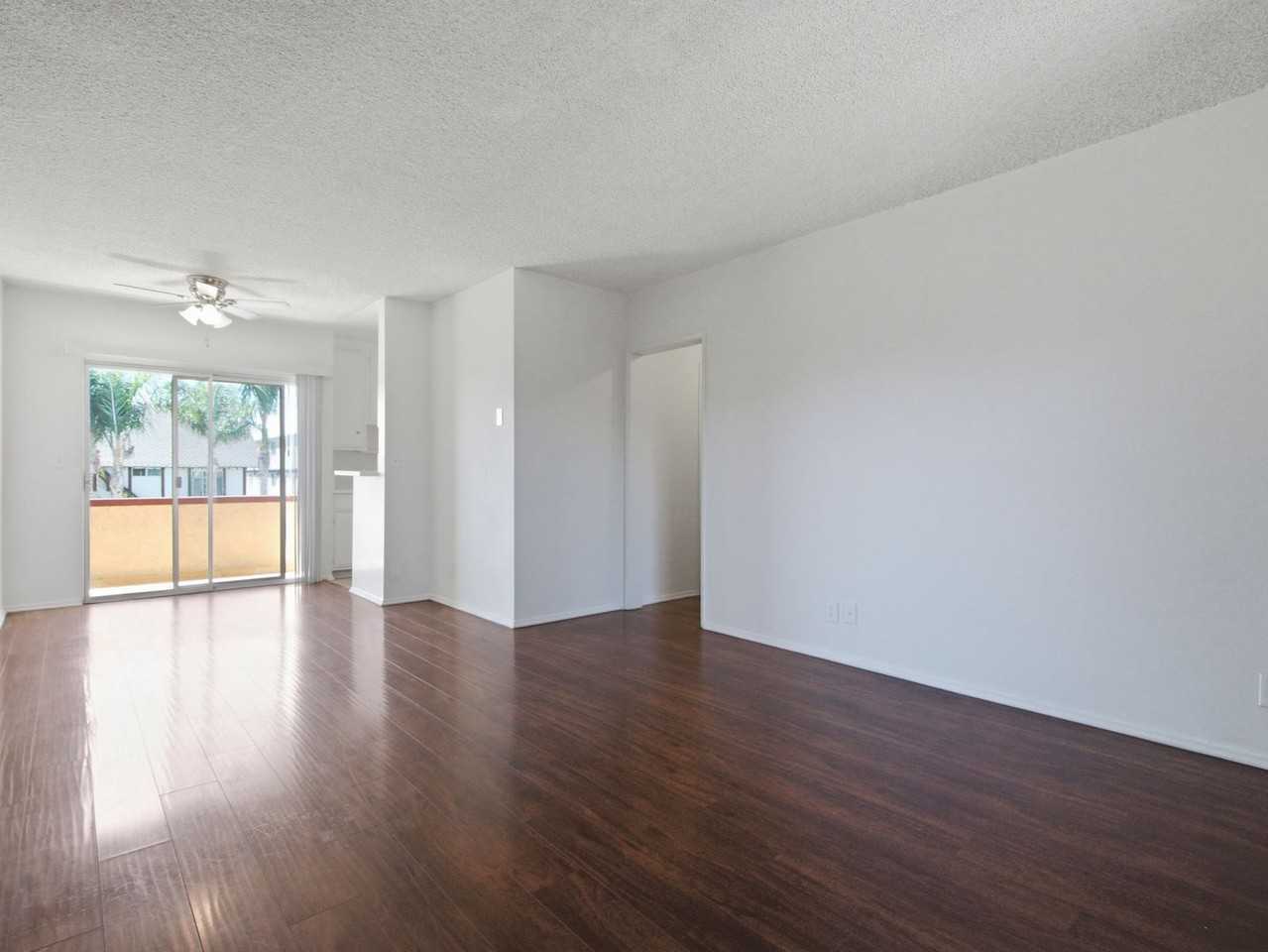 18541 Prairie St - Photo 3 of 24