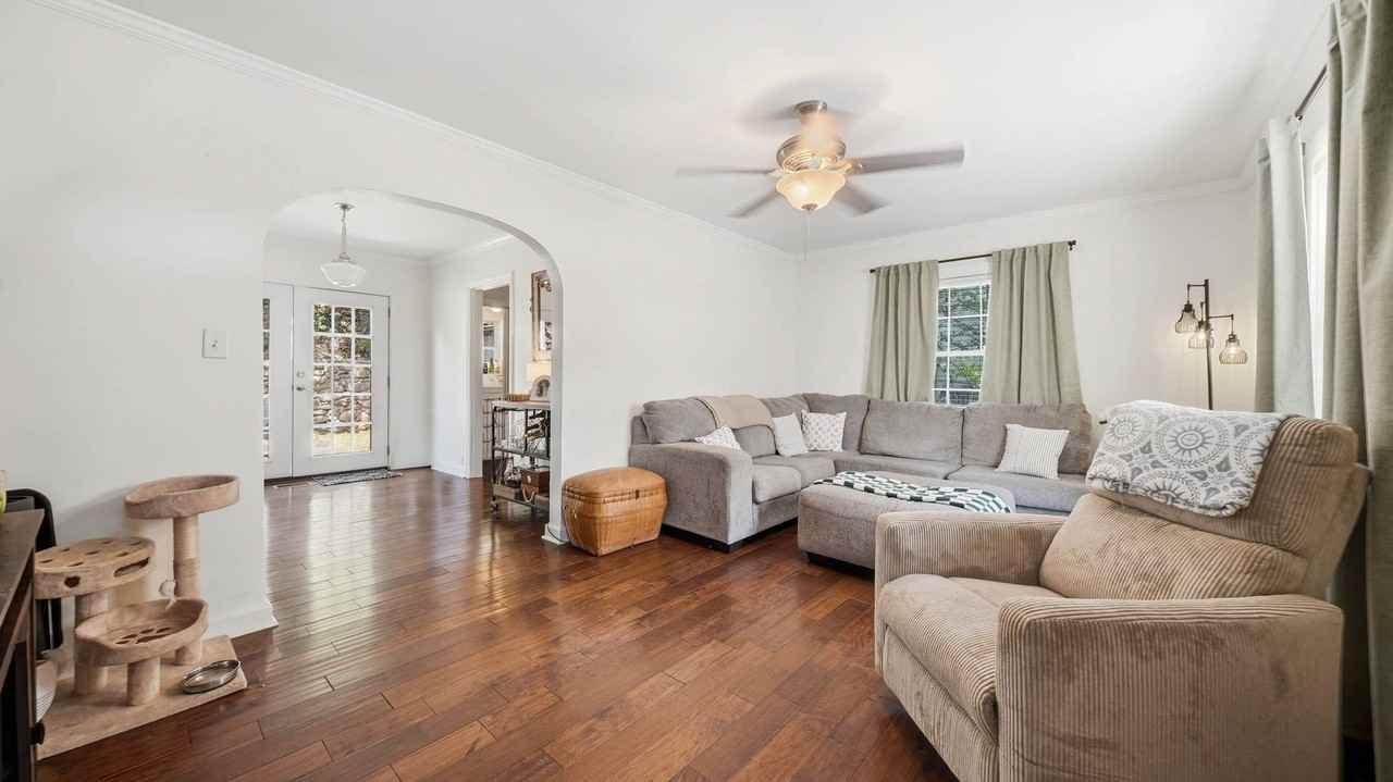 319 Sylvan St - Photo 4 of 15