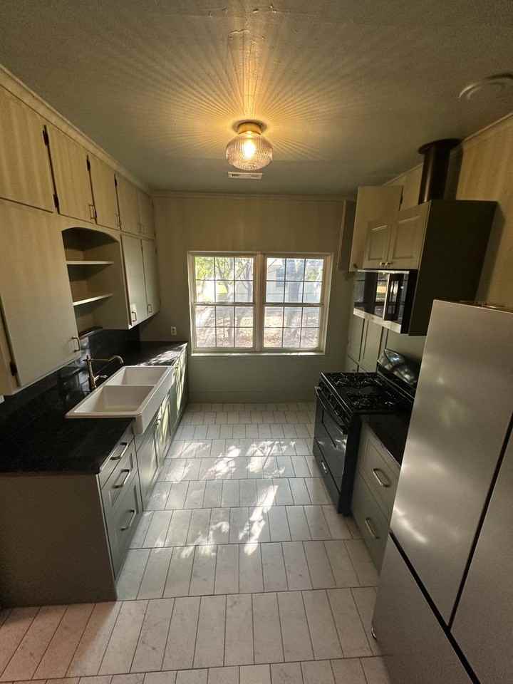 402 Hart Ave - Photo 4 of 19