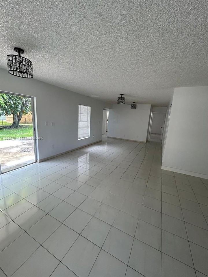 15710 Sw 304th St - Photo 3 of 12