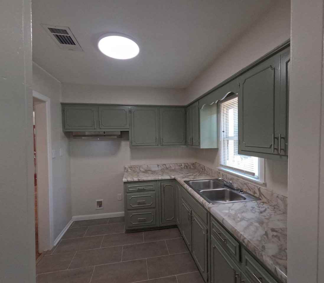 1970 Whitney Ave - Photo 4 of 22